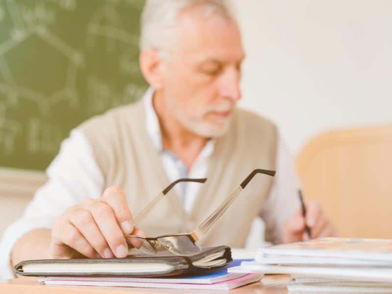 Συνταξιοδοτούνται, αλλά παραμένουν στην εργασία